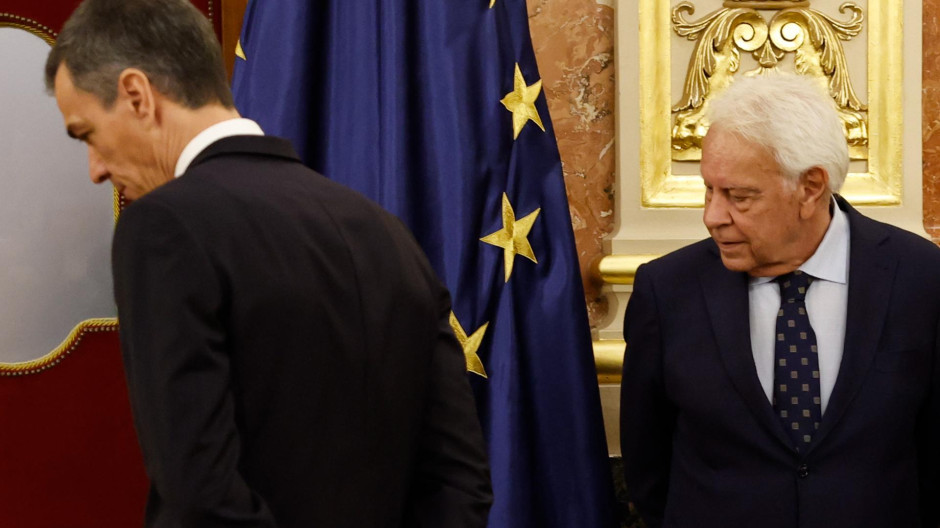 El expresidente del Gobierno Felipe González (d) y el presidente del gobierno Pedro Sánchez (i)
