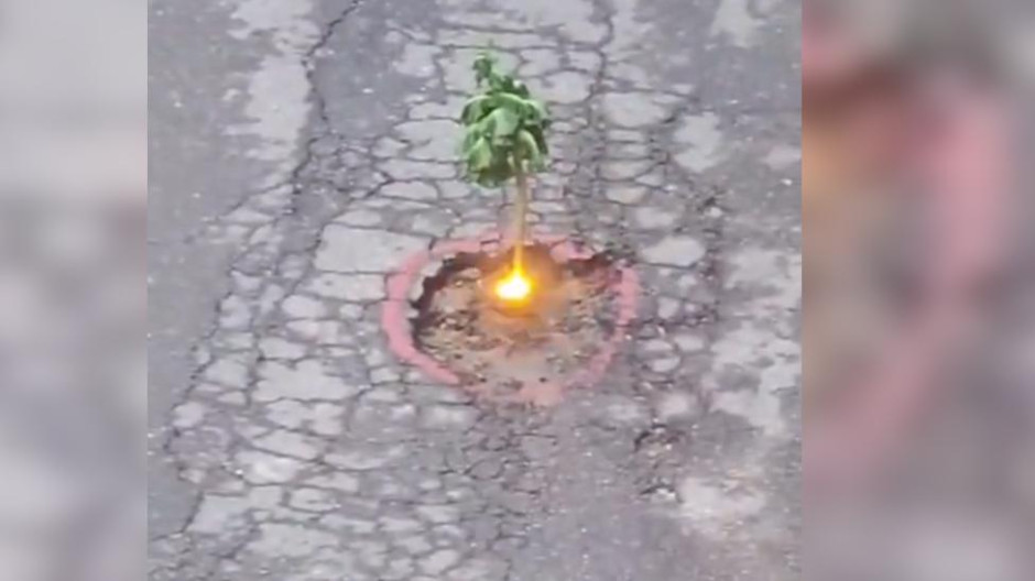 Protesta ingeniosa en Cangas por un socavón en la carreter