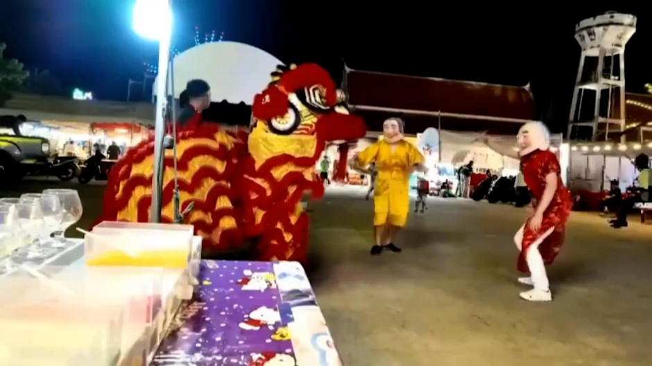 Policías infiltrados detienen a presunto ladrón vestidos de la danza del dragón en Tailandia