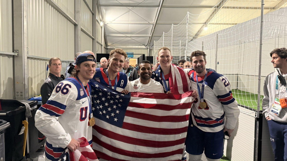 Kash Patel, el director del FBI, en el centro de la imagen junto a los jugadores de la selección de Hockey de EE.UU.