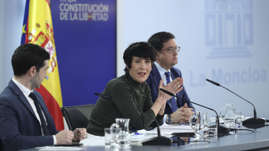 La portavoz del Gobierno, Elma Saiz, flanqueada por los ministros Pablo Bustinduy y Óscar López