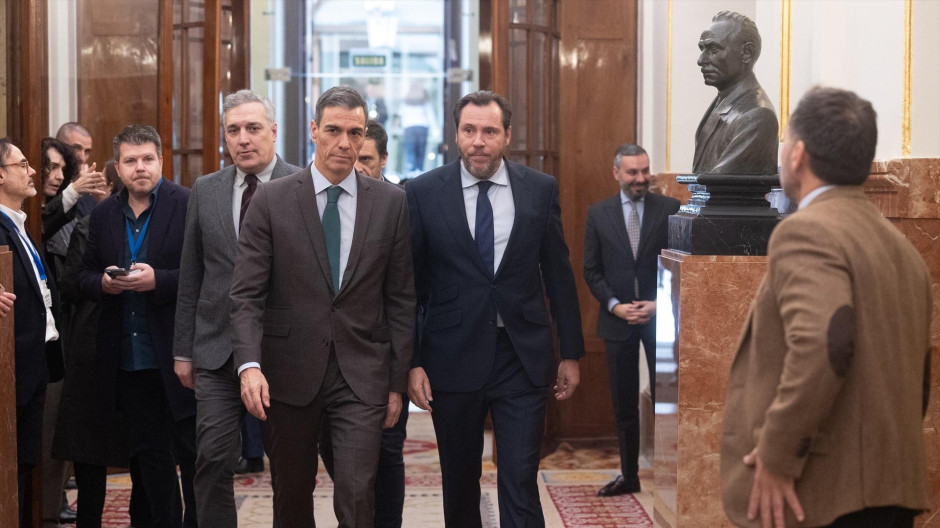 El presidente del Gobierno, Pedro Sánchez, y el ministro de Transportes, Óscar Puente en el Congreso de los Diputados