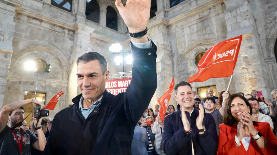 Pedro Sánchez, este jueves, en Burgos, acompaña al candidato del PSOE para el 15-M, Carlos Martínez