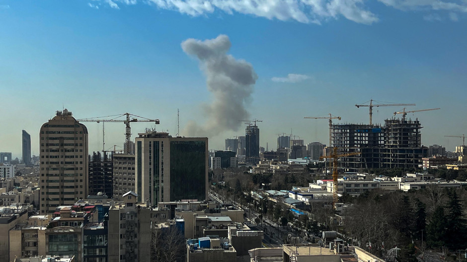 Columna de humo este sábado en Teherán (Irán)