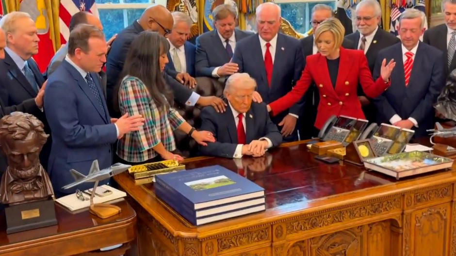 Líderes religiosos rezando por Trump en la Casa Blanca