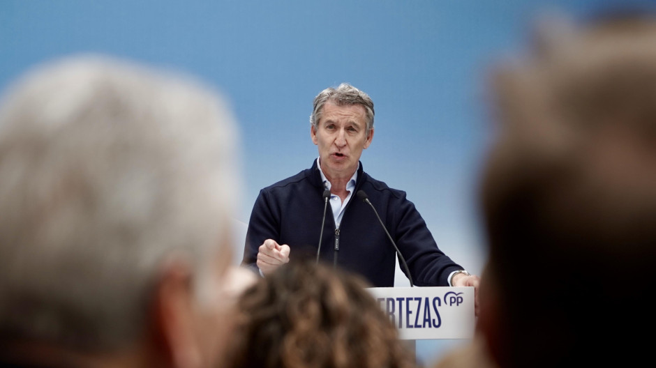 El presidente del Partido Popular, Alberto Núñez Feijóo, interviene en un acto electoral del PP en Tordesillas, Valladolid