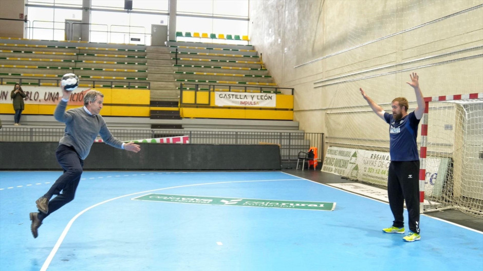 El líder del PP, Alberto Núñez Feijóo, jugando al balonmano en su visita a Nava de la Asunción (Segovia)
