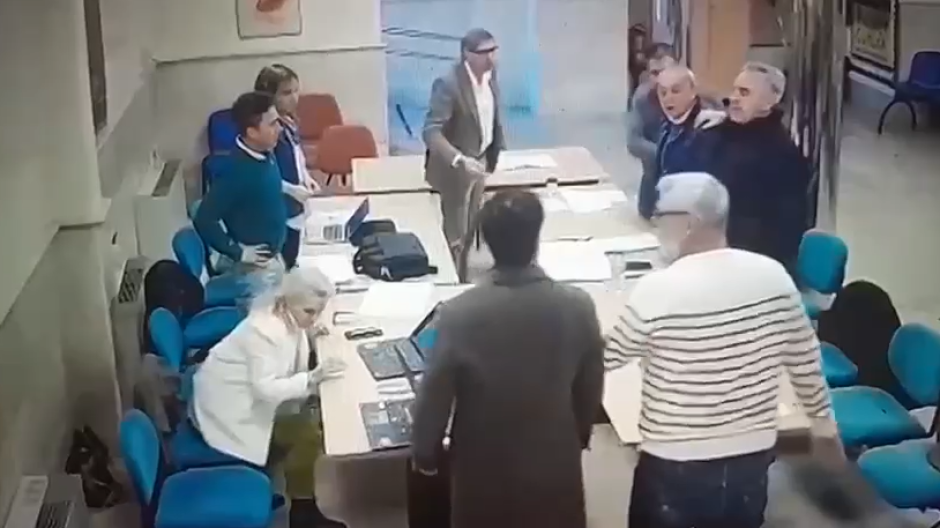 Imágenes de la comisión tras la agresión del concejal del PSOE, Jose María Cermeño Terol, al portavoz de Vox, David Esteban Fernández Domínguez