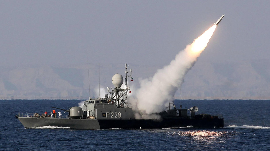La Armada iraní dispara un misil Mehrab durante las maniobras navales "Velayat-90" en el estrecho de Ormuz, al sur de Irán