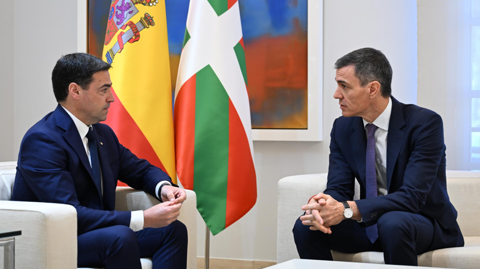 Pedro Sánchez y el lendakari, Imanol Pradales, este viernes en la Moncloa