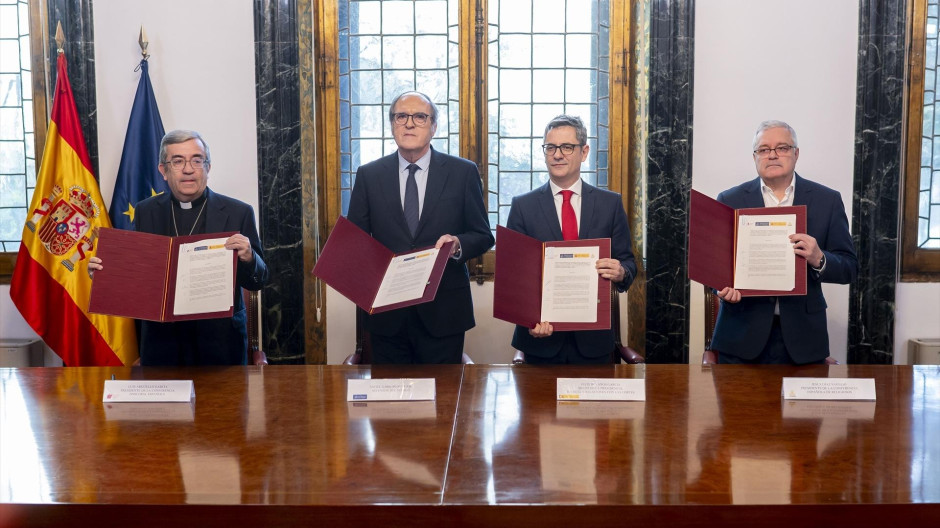 El presidente de la Conferencia Episcopal Española (CEE), Luis Argüello; el Defensor del Pueblo, Ángel Gabilondo; el ministro de la Presidencia, Justicia y Relaciones con las Cortes, Félix Bolaños, y el presidente de la Conferencia Española de Religiosos