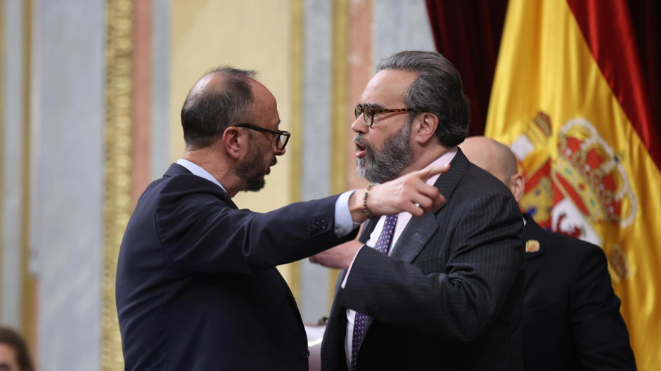 El vicepresidente de la cámara, Alfonso Rodríguez Gómez de Celis (i) discute con el diputado de Vox José María Sánchez