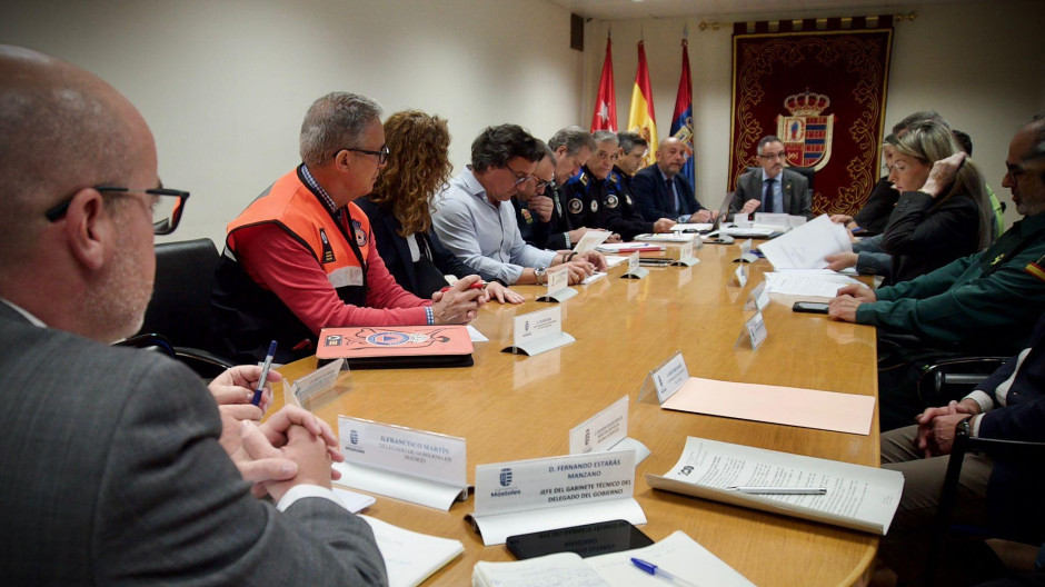 El delegado del Gobierno en Madrid, Francisco Martín, y el alcalde Móstoles, Manuel Bautista, en la Junta Local de Seguridad celebrada este viernes en Móstoles
