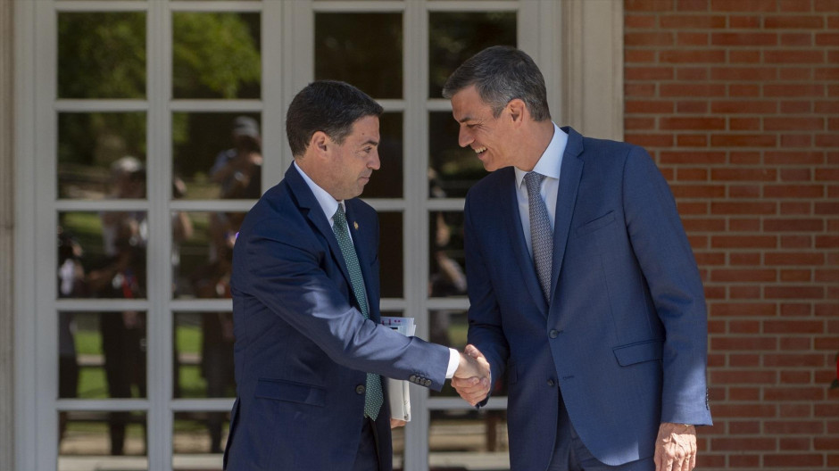El lehendakari, Imanol Pradales (i), y el presidente del Gobierno, Pedro Sánchez