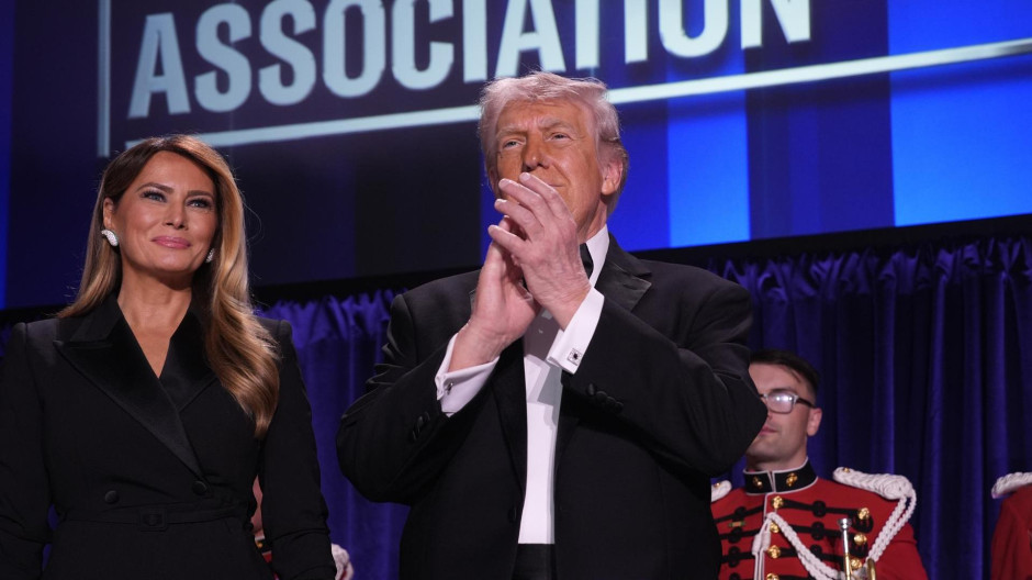 La primera dama Melania Trump (izquierda) y el presidente de Estados Unidos, Donald Trump, participan en la cena de la Asociación de Corresponsales de la Casa Blanca en Washington, D.C.,