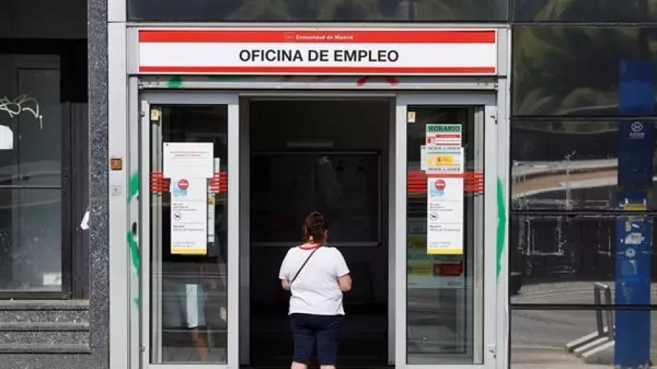 Una mujer espera en la puerta de oficina de empleo en Madrid