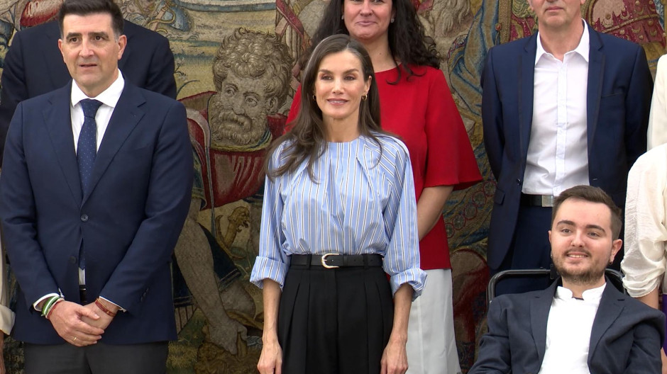 El percance de la Reina Letizia en la audiencia a miembros de la Asociación de las Enfermedades Ras