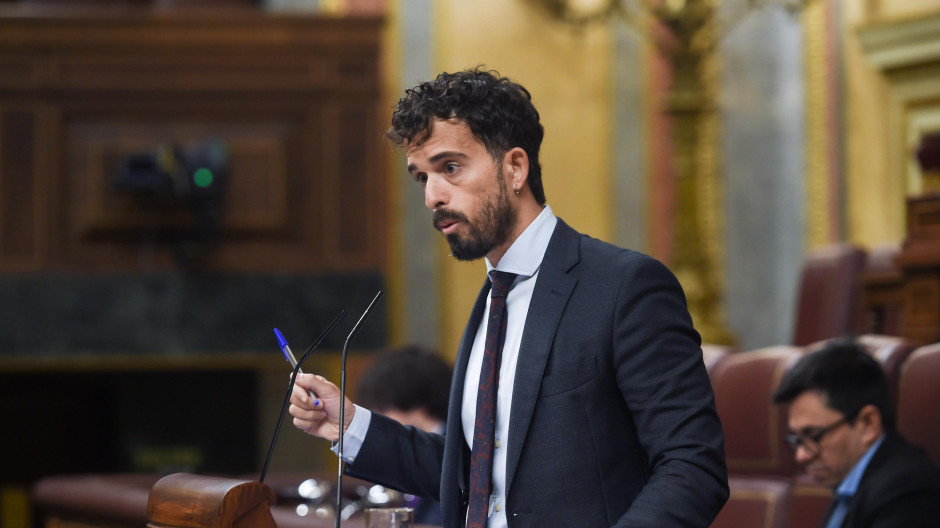 El diputado de Vox, Carlos Hernández Quero, interviene durante una sesión plenaria en el Congreso de los Diputados