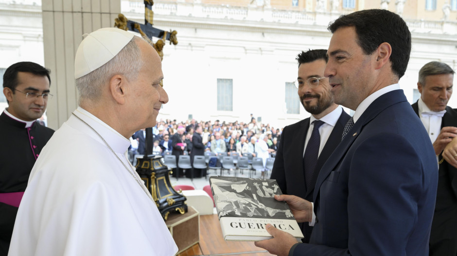 El lendakari, Imanol Pradales, entrega al papa León XIV como obsequio institucional el libro 'Guernica, Pablo Picasso', de Juan Larrea, durante la audiencia general en el Vaticano de este miércoles en la que Pradales solocitó al pontífice que la Santa Sed