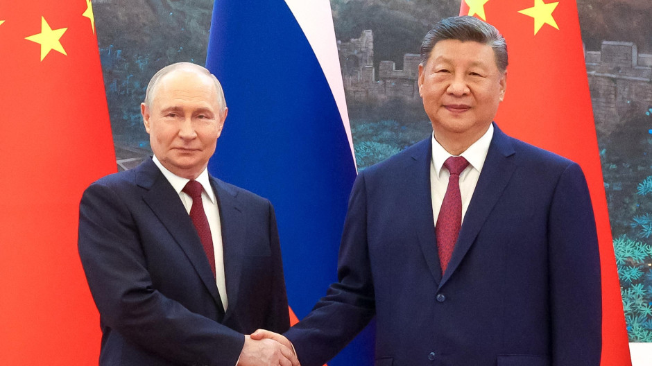 El presidente de Rusia, Vladimir Putin, estrecha la mano del presidente de China, Xi Jinping,