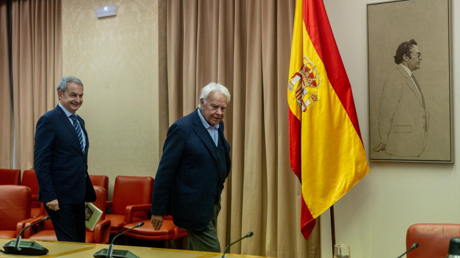 Los expresidentes del Gobierno José Luis Rodríguez Zapatero (i) y Felipe González (d)