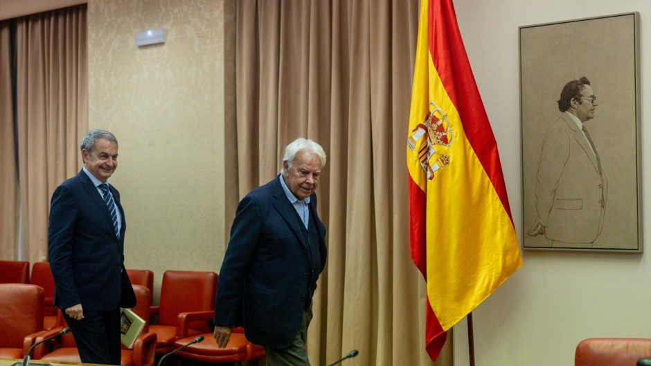 Los expresidentes del Gobierno José Luis Rodríguez Zapatero (i) y Felipe González (d)