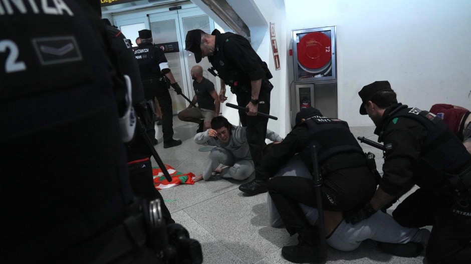 EuropaPress_7544484_incidentes_llegada_miembros_flotilla_aeropuerto