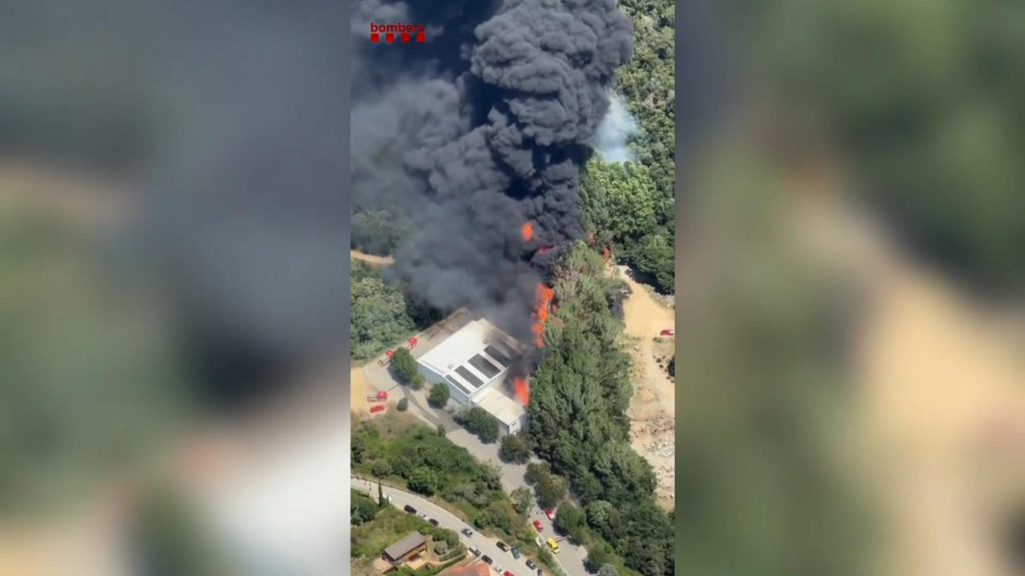 Imagen del incendio cercano a la localidad de Orriols