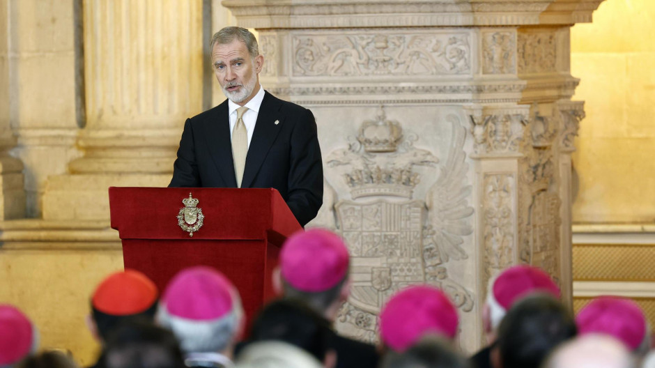 El rey Felipe VI pronuncia un discurso en el Salón de las Columnas