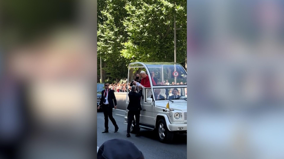El Papa León XIV para el papamóvil para bendecir a un bebé de 45 días