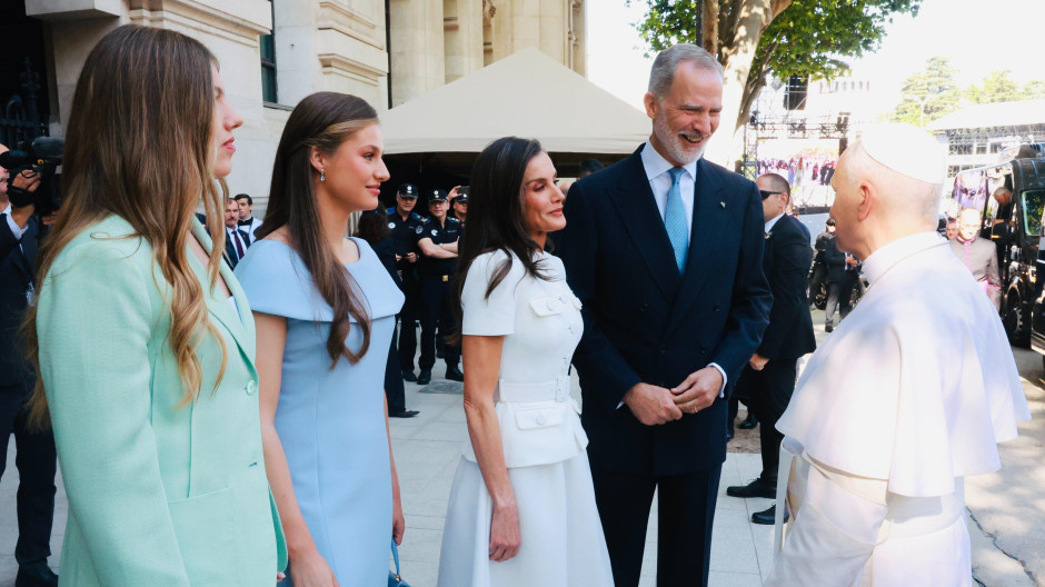 La Familia Real, junto a León XIV a su llegada antes de la Misa en Cibeles