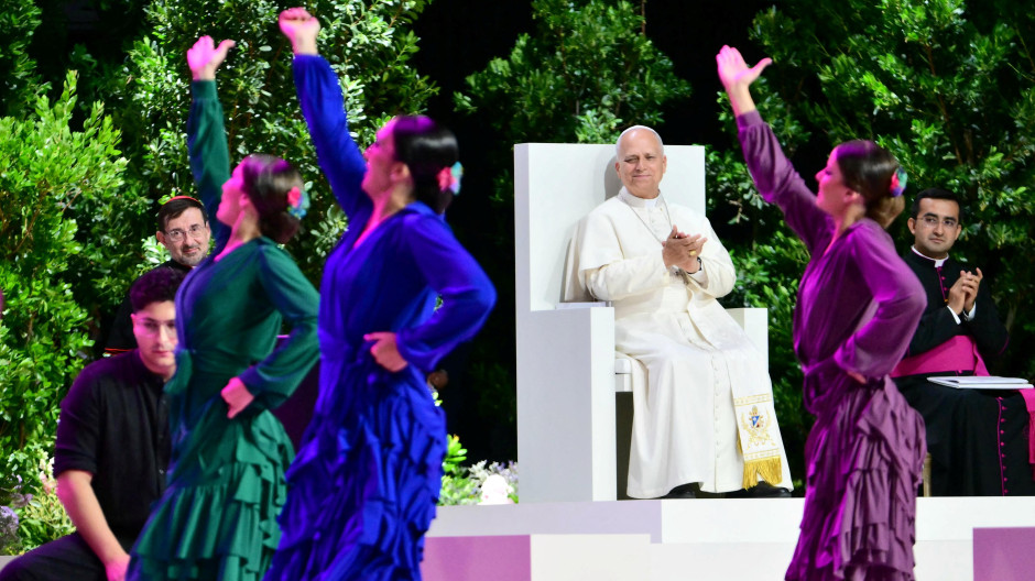 León XIV observa a bailarines y músicos de flamenco durante el encuentro «Tejiendo redes con el mundo de la cultura, el arte, la economía y el deporte»,