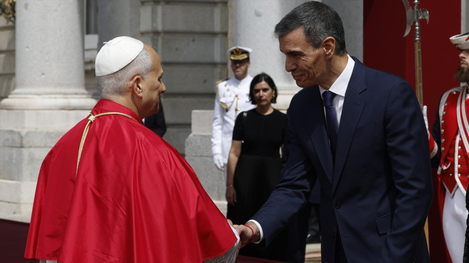 Pedro Sánchez asiste a la ceremonia de bienvenida al Papa León XIV en el Palacio Real