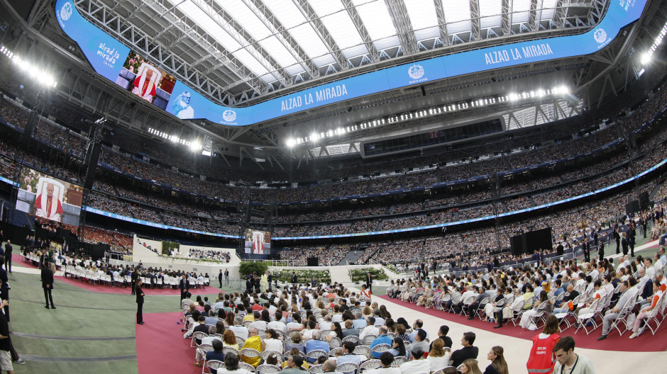 Vista general del Santiago Bernabéu en el acto con el Papa