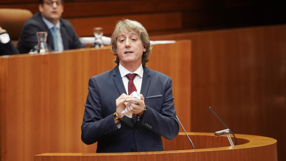 El portavoz del Grupo Parlamentario Socialista, Carlos Martínez, durante su intervención en el debate de investidura de Mañueco