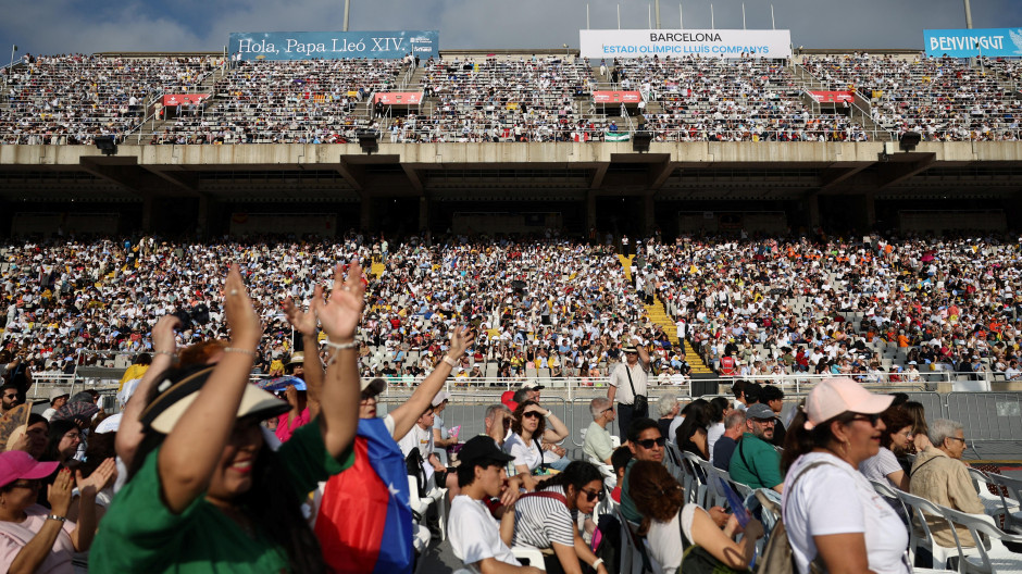 40.000 fieles se congregaron en el Estadio de Montjuic