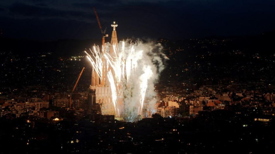 La Sagrada Familia, iluminada en la noche de Barcelona durante los fuegos artificiales