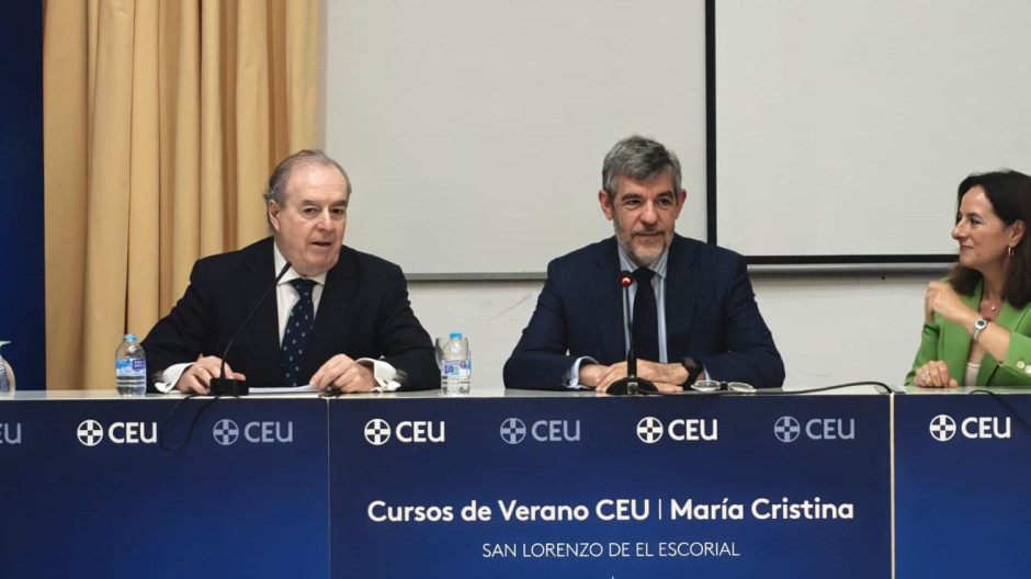Javier Morillas, Alberto Nadal y Elena Hernáiz, en los Cursos de Verano CEU El Escorial