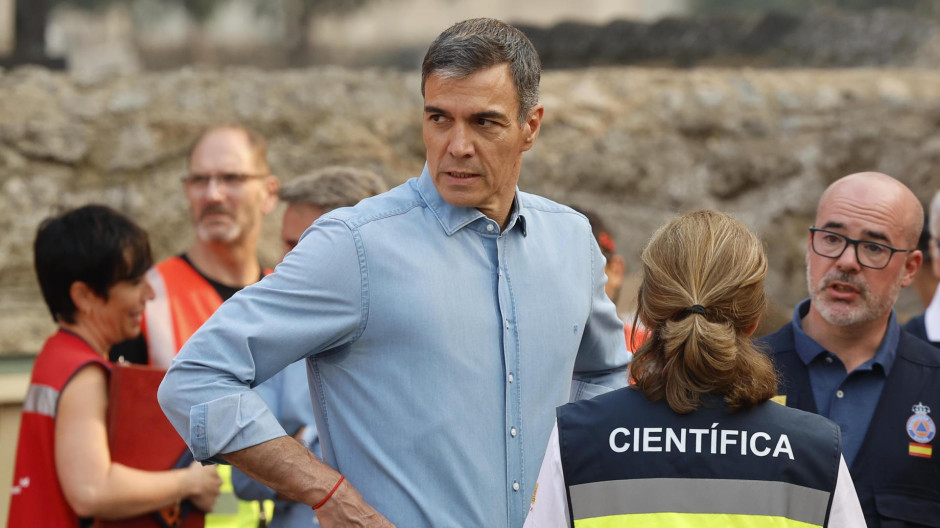 Sánchez en el puesto de Mando Avanzado por el incendio en Madrid