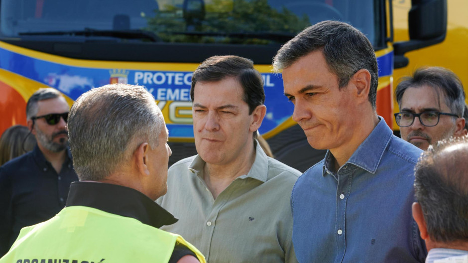 Pedro Sánchez, acompañado por el presidente de la Junta de Castilla y León, Alfonso Fernández Mañueco, a su llegada al Puesto de Mando en Navaluenga