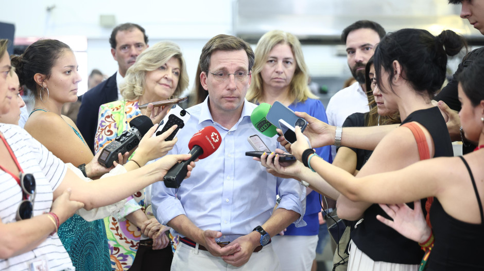El alcalde de Madrid, José Luis Martínez-Almeida, durante una visita a El Hervidero de Mercamadrid