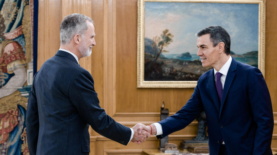 EuropaPress_7533360_i_d_rey_felipe_vi_presidente_gobierno_pedro_sanchez_acto_sancion_reforma