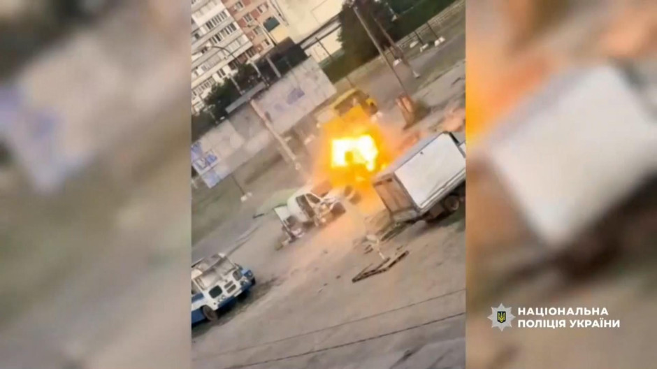 El momento en el que el dron ruso estalla contra el civil ucraniano