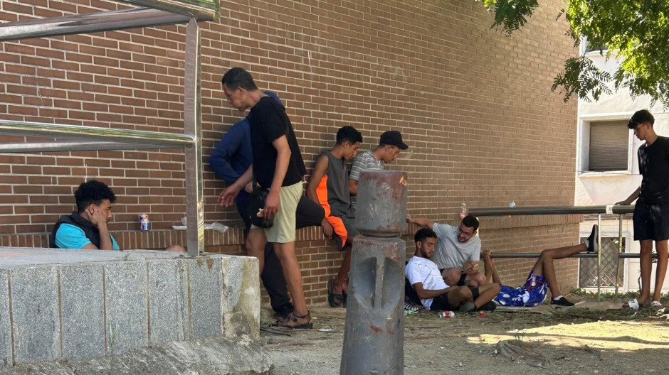 Los inmigrantes que continúan en Ceuta pasan el día semiocultos en plazas y parques de las barriadas periféricas