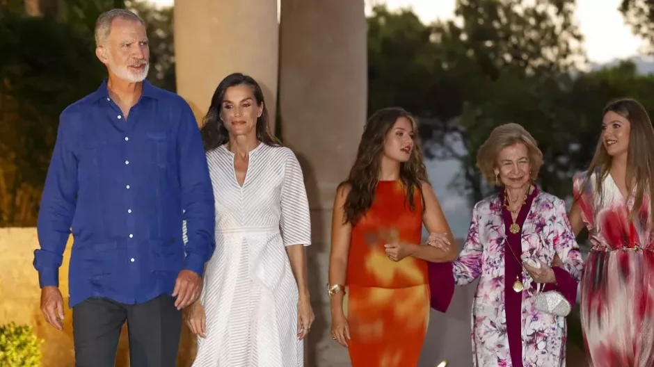 La Familia Real recibe en el Palacio de Miravent a una representación de la sociedad balear