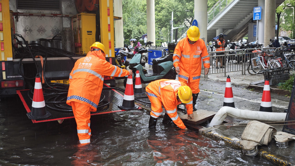 Trabajadores drenan agua en Shangai, China