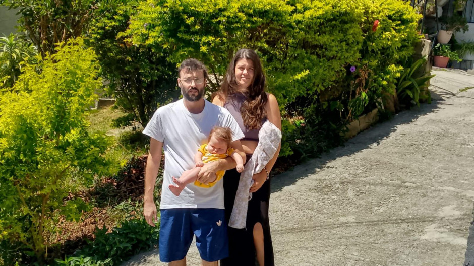 Jesús con su mujer e hija después del seísmo