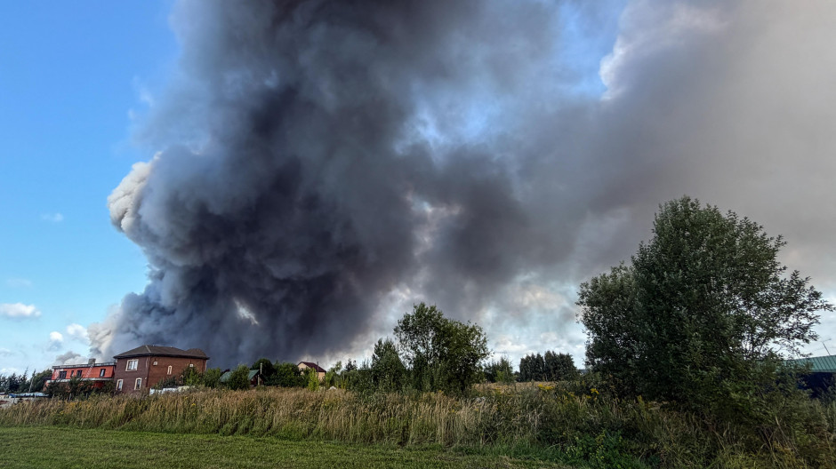 Una columna de humo se eleva de una centro logístico en Podolsk, cerca de Moscú