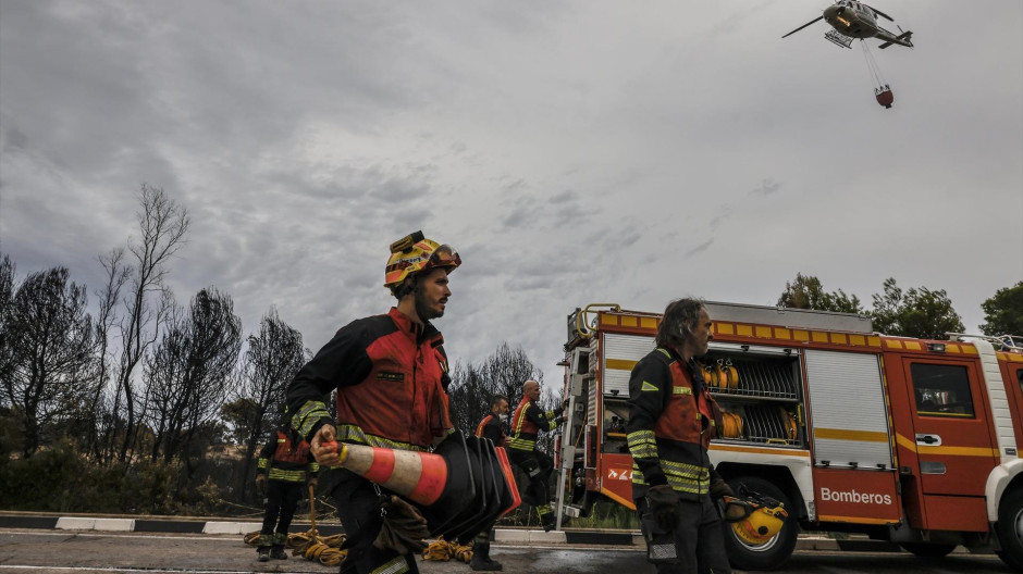 Varios bomberos realizan labores de extinción de incendios, a 28 de agosto de 2026, en El Saler