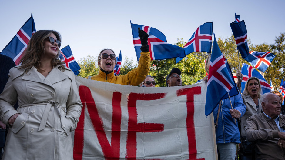 Los partidarios de la campaña del «No» exhiben una pancarta durante una manifestación en contra de la reanudación de las negociaciones de adhesión de Islandia a la Unión Europea en Reikiavik